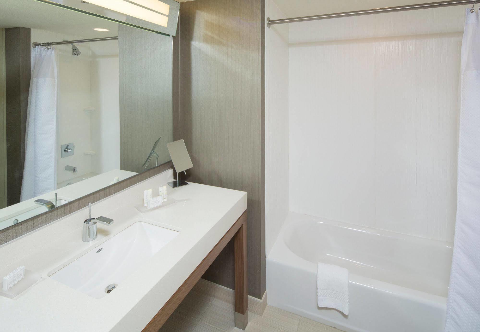 Courtyard By Marriott Dallas Midlothian At Midlothian Conference Center מראה חיצוני תמונה